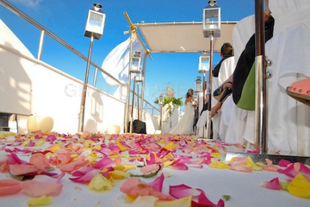 bodas en barco pétalos