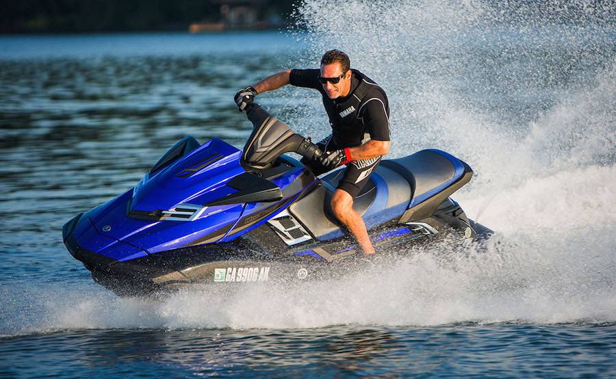 Alquiler de Megayates con motos de agua