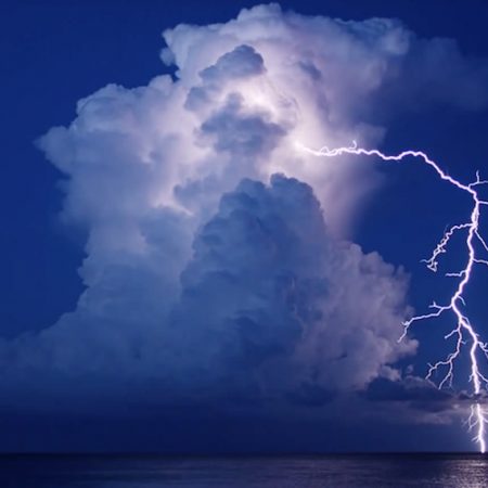 Rayos en el mar