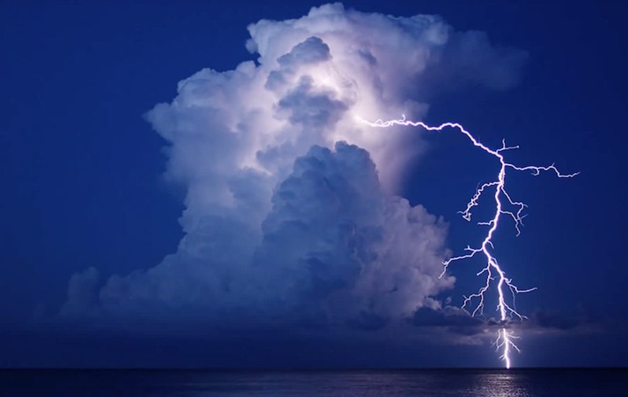 Rayos en el mar