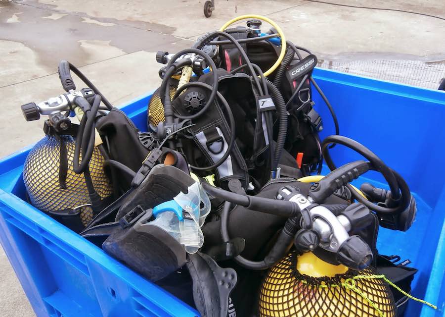 equipo de buceo