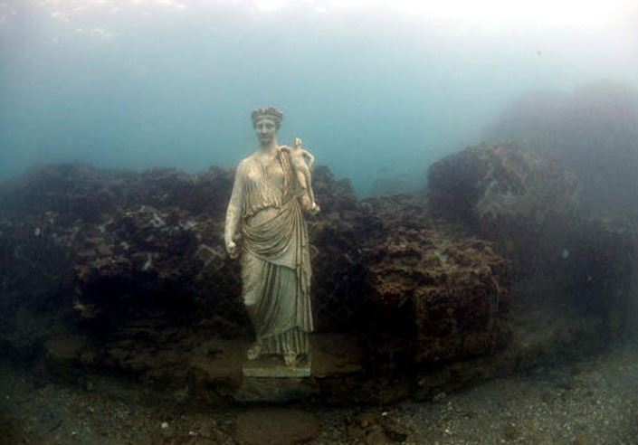 estatuas bajo mar